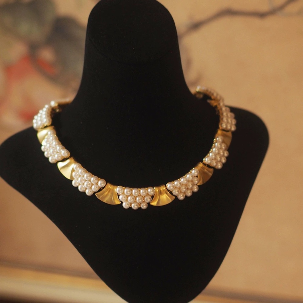 Elegant Gold and Pearl Women's Necklace